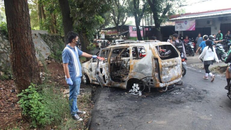 3 Mobil Polisi Dirusak Massa Saat Tangkap Penganiaya di Depok, Tak Ada Korban