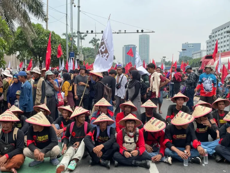 Aksi Unjuk Rasa Terkait Isu Pertanian Pecah di Beberapa Kota